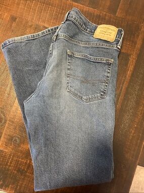 Levi's Men's Medium Blue Straight Jeans with Signature Patch